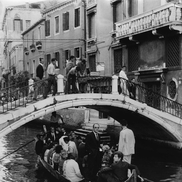 L‘enterrement de la Chose de Tinguely, Happening de Jean-Jacques Lebel, Venise, 14 juillet 1960 © Cameraphoto, Venise/ Archives Lebel