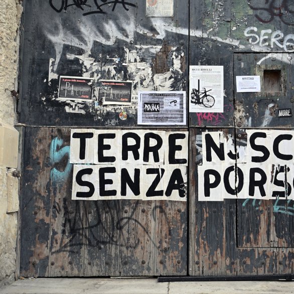 Oliver Ressler, Footage der Neuproduktion für Scenes from the Invention of Democracy, Videostill, 2024, Copyright the artist