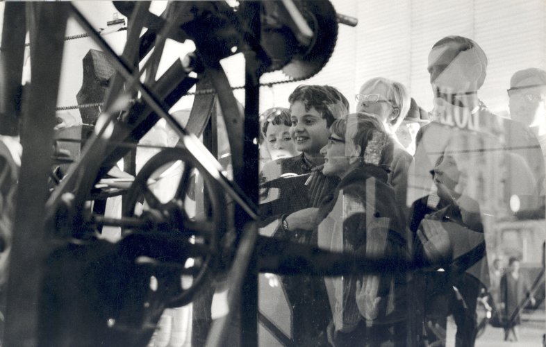 Jean Tinguely's Rotozaza III in the shop window of the Loeb department stores' in Bern, October 1969 © Staatsarchiv des Kantons Bern, photo: Fredo Meyer-Henn