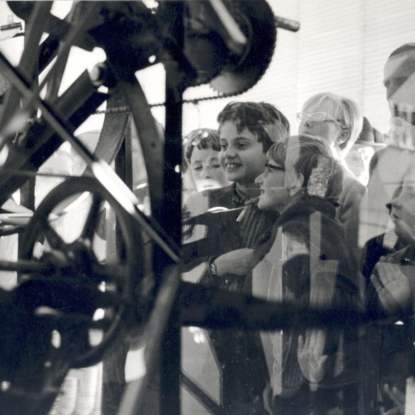 Rotozaza III de Jean Tinguely en vitrine du grand magasin Loeb à Berne, octobre 1969 © Staatsarchiv des Kantons Bern, photo: Fredo Meyer-Henn