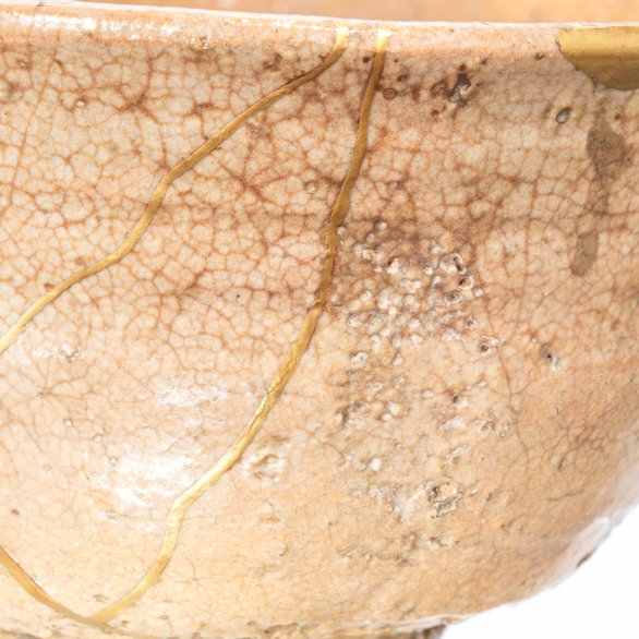 Détail d'un objet réparé à l'aide d'or.