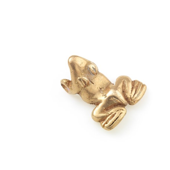 Eine kleine goldene Figur in Form eines Frosches.