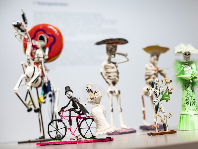 Das Foto zeigt verschiedene witzige Figurenskelette aus Mexiko, die der Toten gedenken