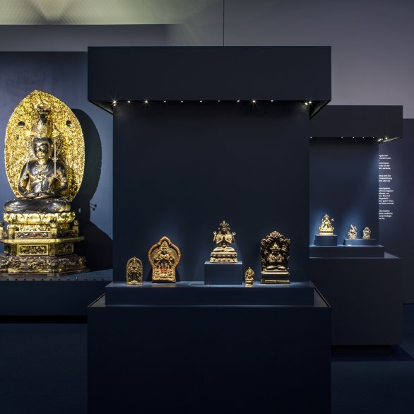 Blick auf Podeste mit Buddhas in verschiedensten Grössen