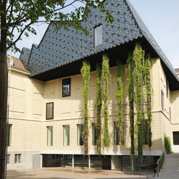 Blick auf die Fassade und das Dach des Museums mit den hängenden Pflanzen