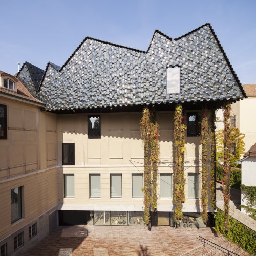 Die markante Front des Museum der Kulturen mit dem imposanten, eckigen Dach des Baus von Herzog & de Meuron