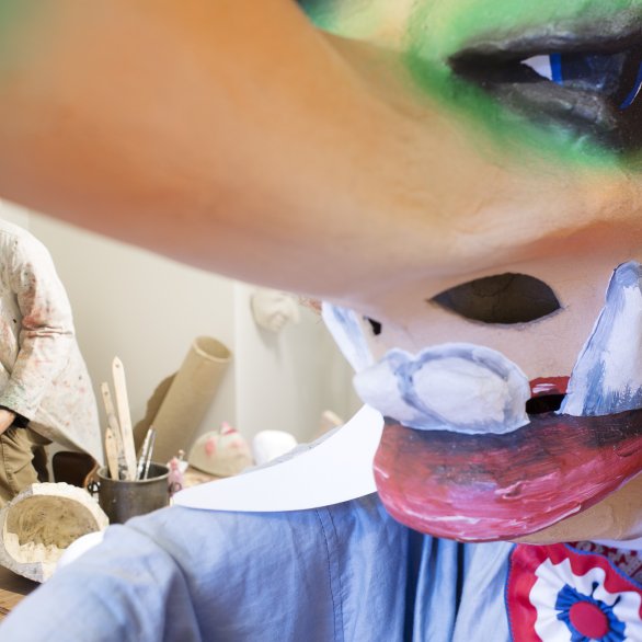 Einblick in das Larvenatelier in der Ausstellung "Basler Fasnacht" mit Blick auf Larvenmacher