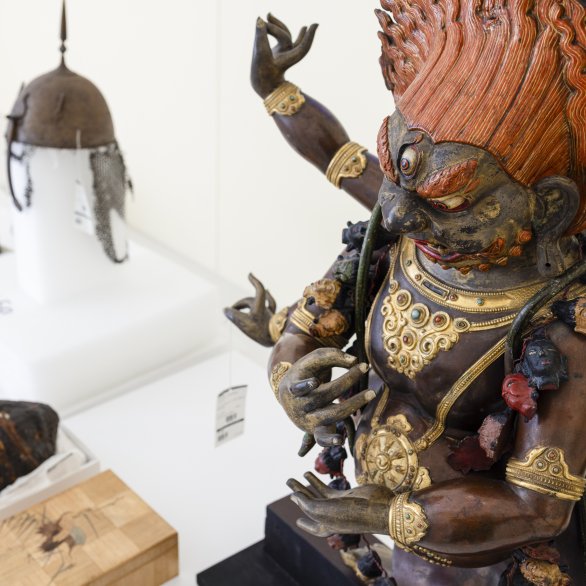 Verschiedene Objekte aus in der Projektreihe "Vor aller Augen, Basel, Kolonial" sind zu sehen