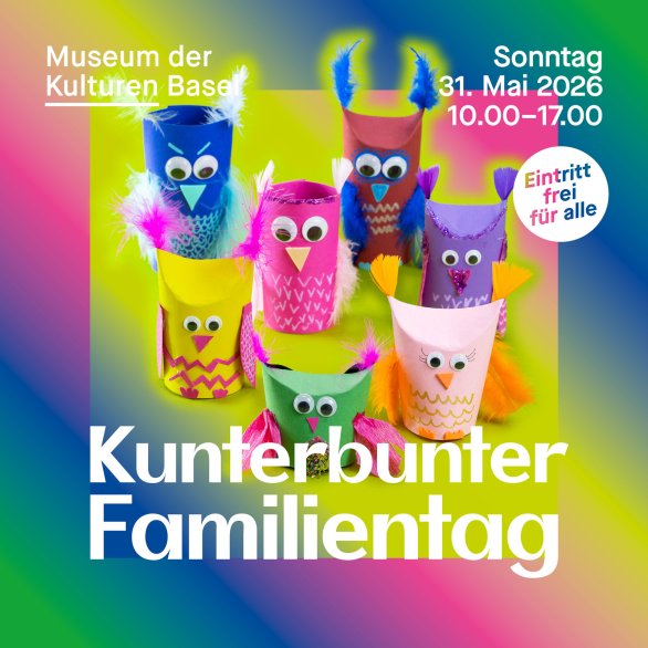 Das quadratische Werbebild des Museums der Kulturen Basel zeigt einen farbenfrohen Familientag unter dem Titel «Kunterbunter Familientag». Vor einem leuchtenden Hintergrund in Neonfarben stehen mehrere selbstgebastelte Eulen aus bunten Papierrollen, dekoriert mit Federn, Wackelaugen und Glitzer. Links oben steht «Museum der Kulturen Basel», rechts oben Datum und Zeit: «Sonntag, 31. Mai 2026, 10.00–17.00». Ein weisser Kreis weist auf «Eintritt frei für alle» hin.