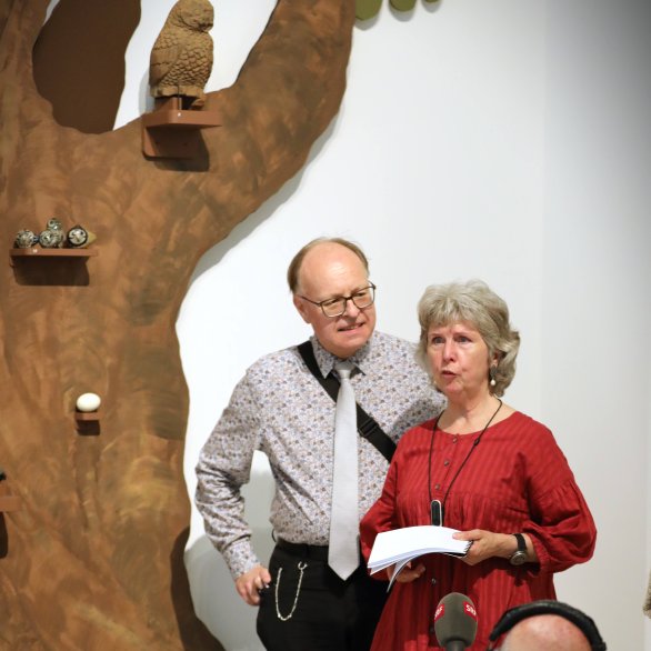 Vivian und Petra Aldridge bei einer Führung durch die Ausstellung