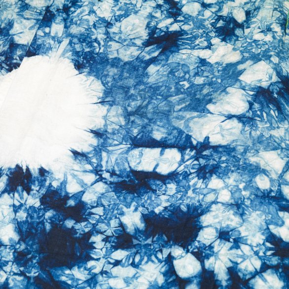 Tuch mit einer typischen Shibori-Musterung in Blau