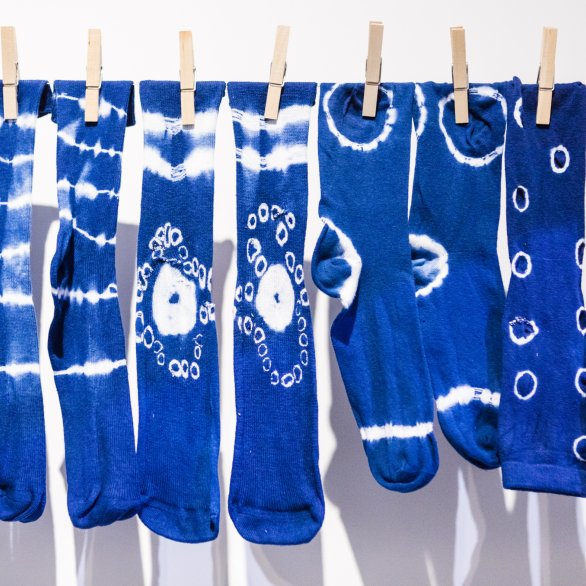 blaue Socken im Shibori-Look hängen an einer Wäscheleine