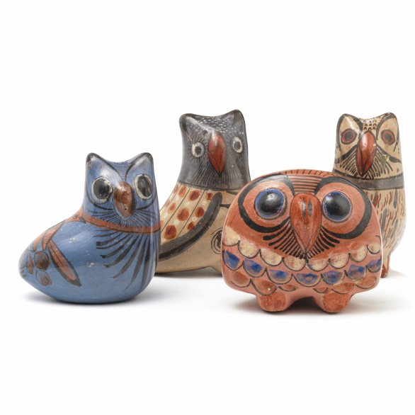 Vier Eulenfiguren aus Porzellan in blau aus der Ausstellung