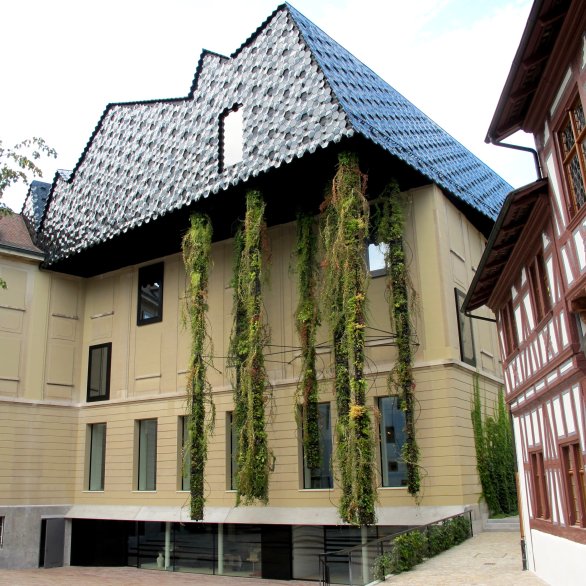 Das Hauptgebäude des Museums mit dem markanten, gefalteten, neuen Dach