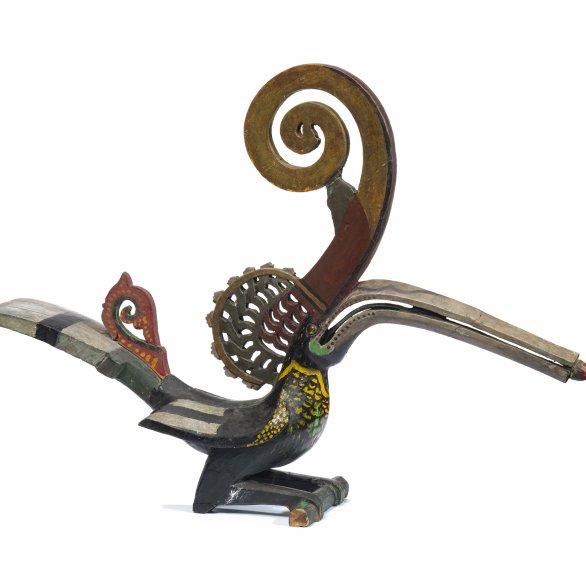 Oiseau rhinocéros sculpté, burong kenyalang, messager des dieux et compagnon d'âme des Iban, Bornéo, env. 1930 © MKB, Omar Lemke Figure d'oiseau dans les tons or et rouge avec un très long bec et une longue corne incurvée.