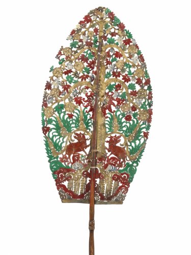 Ovale gestanzte Form mit Stiel, auf der ein Baum erkennbar ist mit grünen Blättern und roten Blüten und zwei rote Tiere am unteren Ende des Stammes.