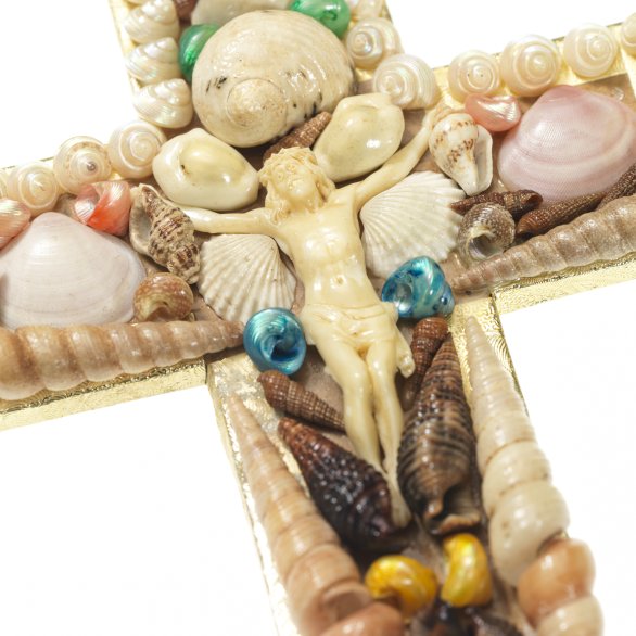Crucifix, souvenir for tourists, Germany, ca. 1950, gift 1965 © MKB, Omar Lemke Cross with whitish figure of Jesus in the centre, with shells of different sizes and colours draped around it.