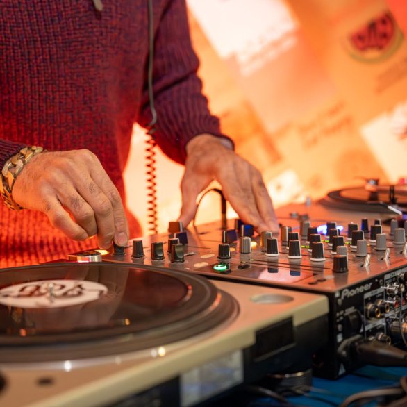 Ein DJ sorgt für Stimmung in der Bar