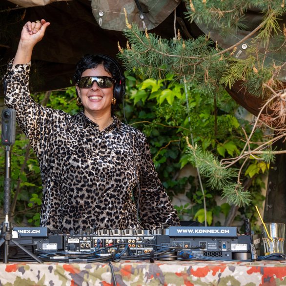 DJ Flavah Nice steht hinter den Plattentellern im Innenhof des Museums (c) Jeton Shali