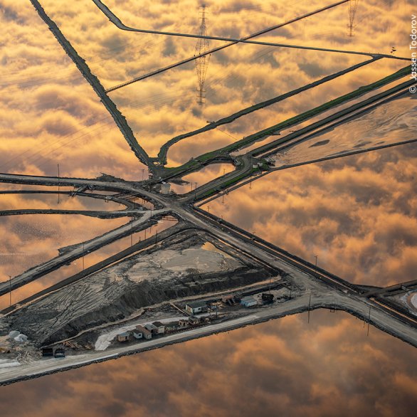 Drohnenaufnahme aus der Höhe auf eine zerfurchte Landschaft. Dabei spiegeln sich die Wolken in den nassen Feldern.Jassen Todorov, Wildlife Photographer of the Year