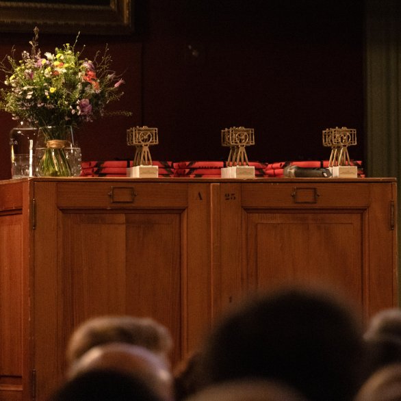 Bühne mit Rednerpult und den Preisen. (c) Bettina Matthiessen