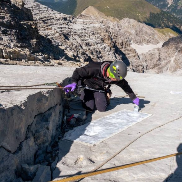 Silvan Thüring am Berg auf Dinosaurierspurensicherung