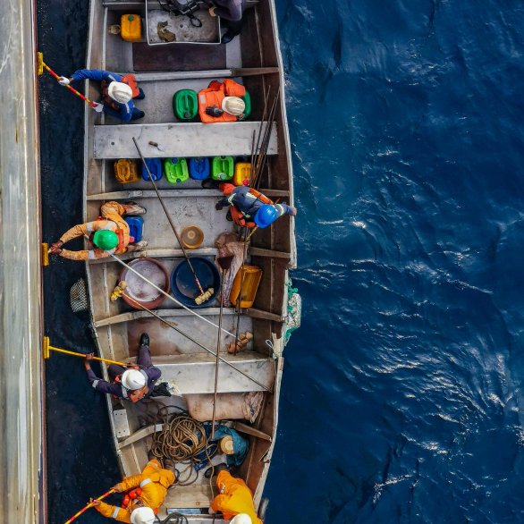 "scrub, scrub, scrub" / Foto Buen Ray Orteguia / ITF Seafarers' Trust