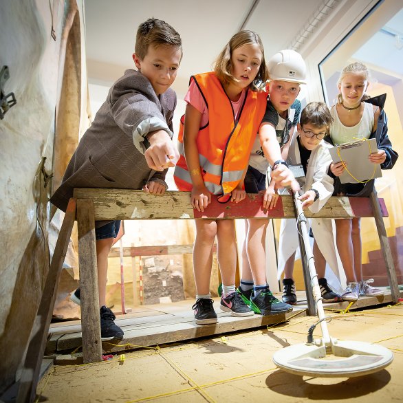 (c) Museum Aargau Kinder mit Metalldetektor auf dem archäologischen Rundgang "Schätze aus Vindonissa"