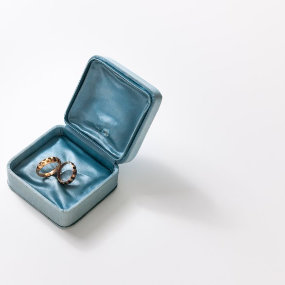 Goldene Eheringe des Ehepaars Herwegh im hellblauen Etui