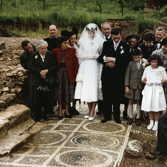 Fotografie einer Hochzeitsgesellschaft beim Besuch der Ausgrabungen der römischen Villa Munzach in Liestal