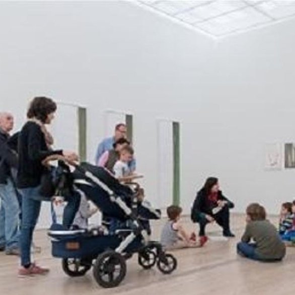 Visite accompagnée en famille – en allemand « Yayoi Kusama »