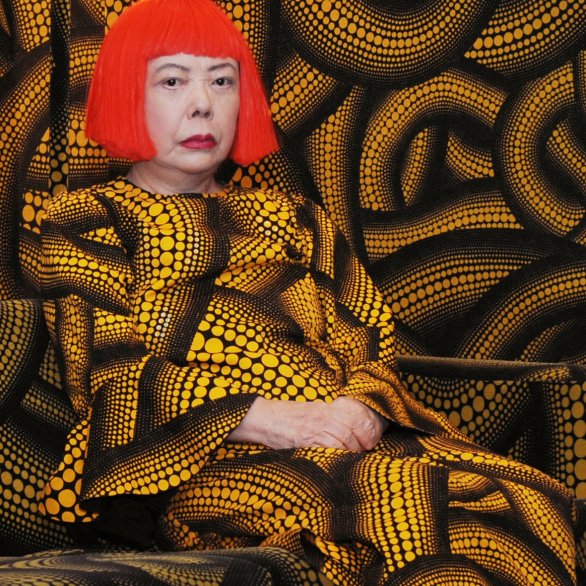KUSAMA with YELLOW TREE / Living Room at the Aichi Triennale, 2010 Courtesy of Ota Fine Arts, Victoria Miro, David Zwirner © YAYOI KUSAMA Künstlerin in gepunktetem Raum