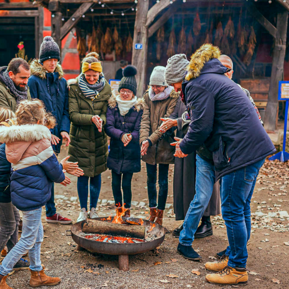 On se réchauffe en famille ou entre amis au coin du feu On se réchauffe en famille ou entre amis au coin du feu