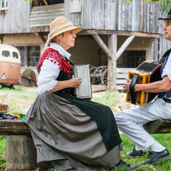 Couple d'accordéonistes jouant devant la scierie de l'Écomusée d'Alsace