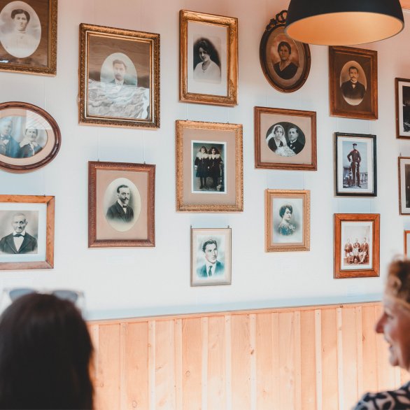 Mur de cadres photographiques dans l'entrée de l'Écomusée d'Alsace