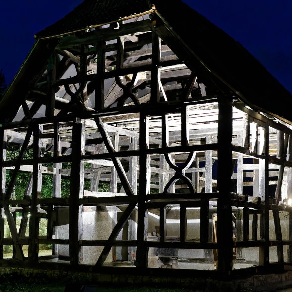 La structure à pans de bois de la maison d'Hagenbach de nuit sans remplissage de torchis pour bien comprendre la consturction