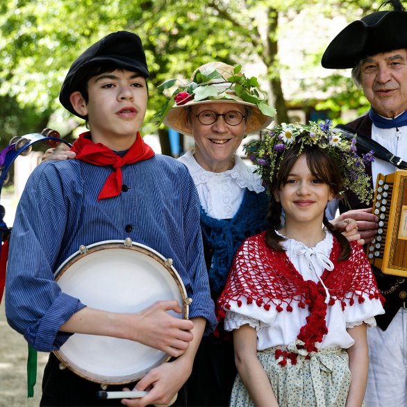 Couple d'accordéonistes et petits-enfants en costumes traditionnels