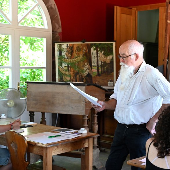 L'instituteur dicte le poème du jour