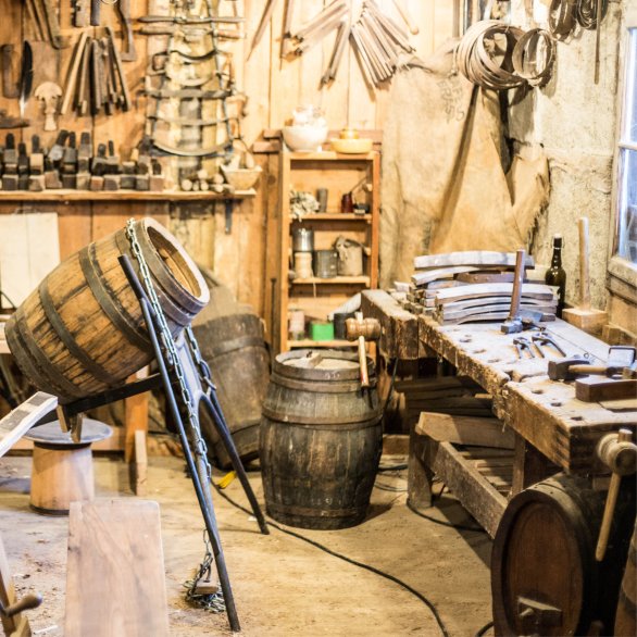 L'atelier du tonnelier avec différents outils traditionnels