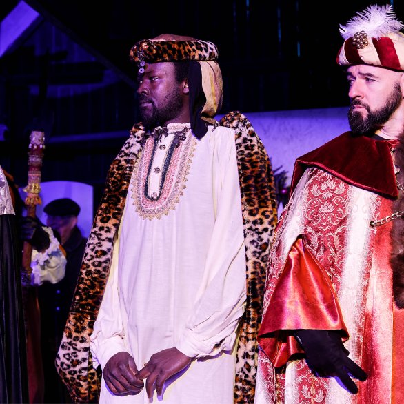 Les grands rois mages entourent la crèche de l'Écomusée d'Alsace