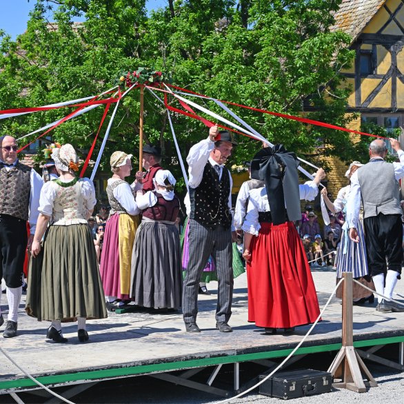 Danse folklorique alsacienne autour du mât avec rubans