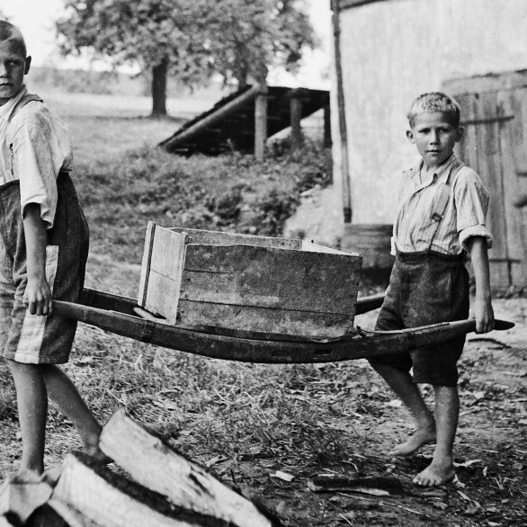 Knaben in der Erziehungsanstalt Sonnenberg bei der Arbeit Kriens, 1944. Depositum Gottfried Keller-Stiftung, Foto_Paul Senn