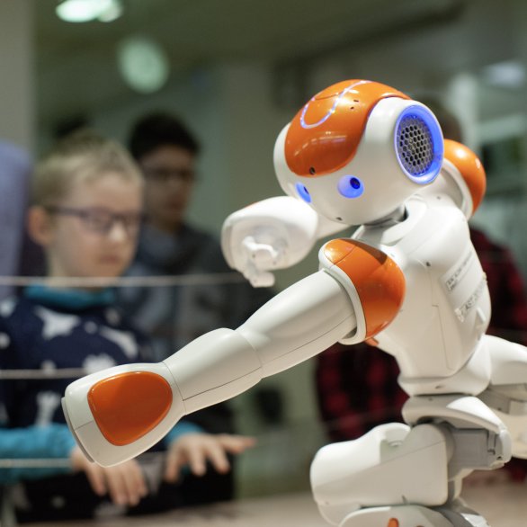 TECHNOSEUM - Roboter Paul tanzt