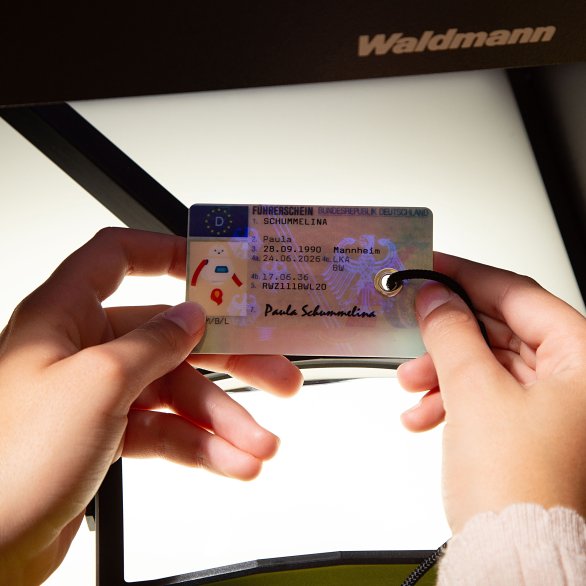 Gefälschter Ausweis unter UV-Licht