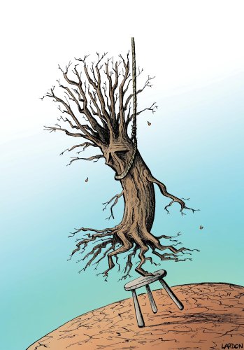 Un tronc d'arbre avec ses racines et ses branches sans feuilles qui bascule d'un tabouret posé sur la terre aride avec un beau ciel bleu