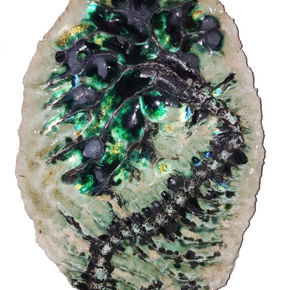 Pauline Marx, Konzertplakat Le diable dégoûtant, 2024. Keramik, glasiert