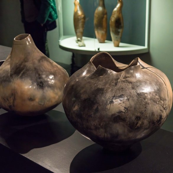 Keramik von Frauke Roloff in der Ausstellung Énergies fossiles, Foto: Edwin Rüede