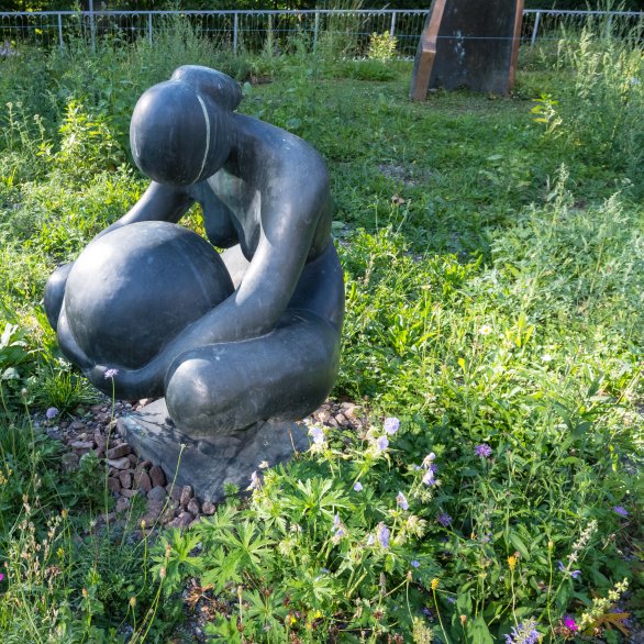 Frau mit Kugel, 1949 von Erwin Rehmann mitten in der neu angelegten Blumenwiese, Frühsommer 2026, Foto: Edwin Rüede