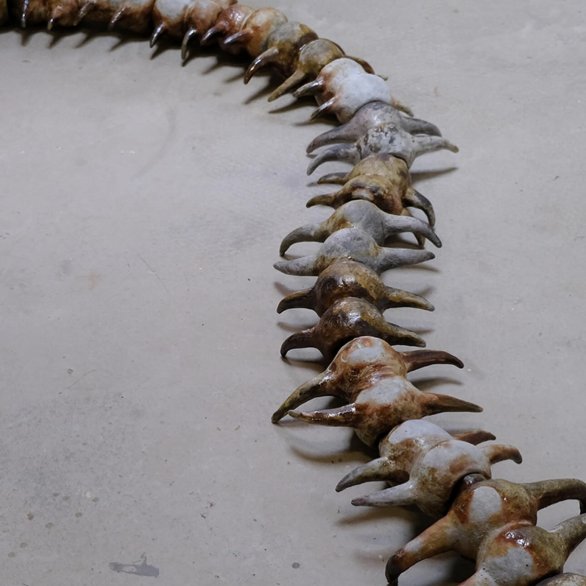 Aëla Maï Cabel und Jérémy Piningre, ohne Titel, 2025, Keramik glasiert Foto: Aëla Maï Cabel und Jérémy Piningre