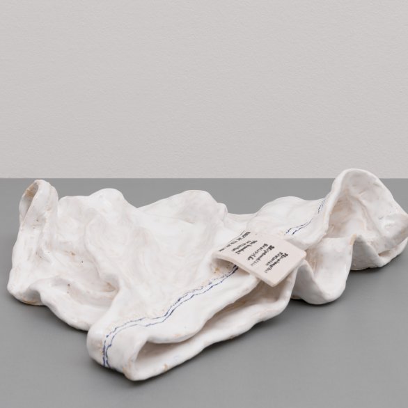 Janis Löhrer, Unterhose (liegend), 2024. Keramik, glasiert. Foto: Courtesy Galerie Thomas Fuchs, Stuttgart. Privatsammlung Thomas Fuchs, Stuttgart © 2025, ProLitteris, Zurich